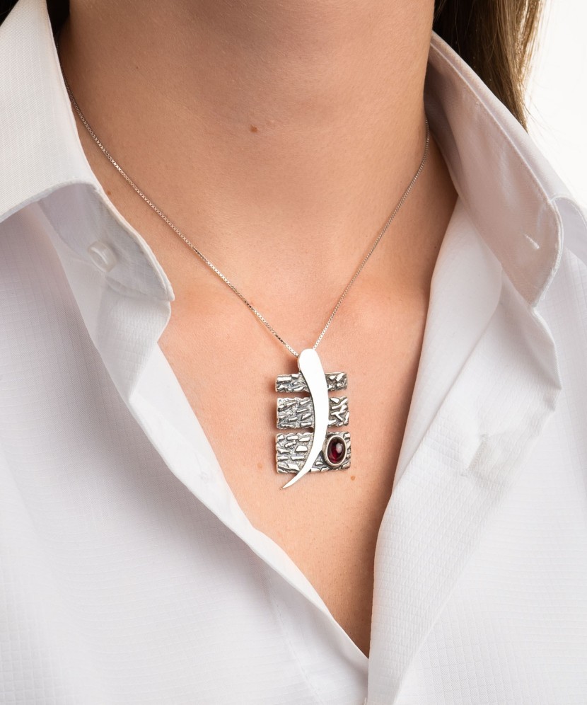 Sterling silver pendant with garnet