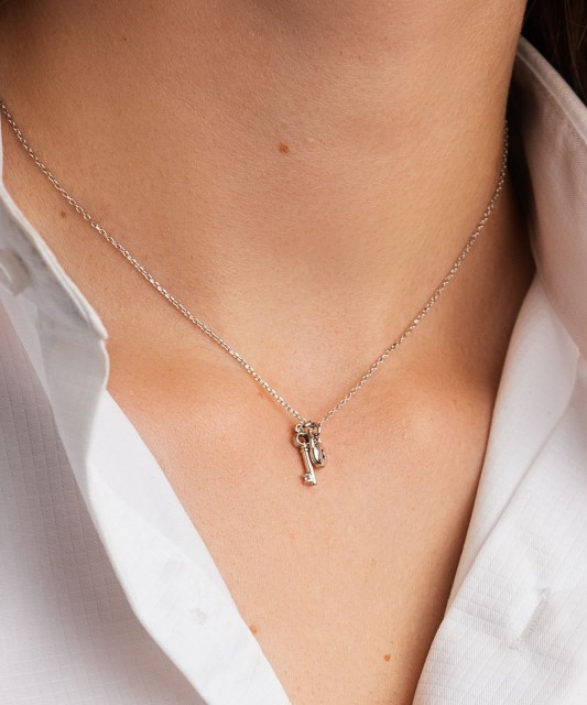 Sterling silver chain with pendant "lock"