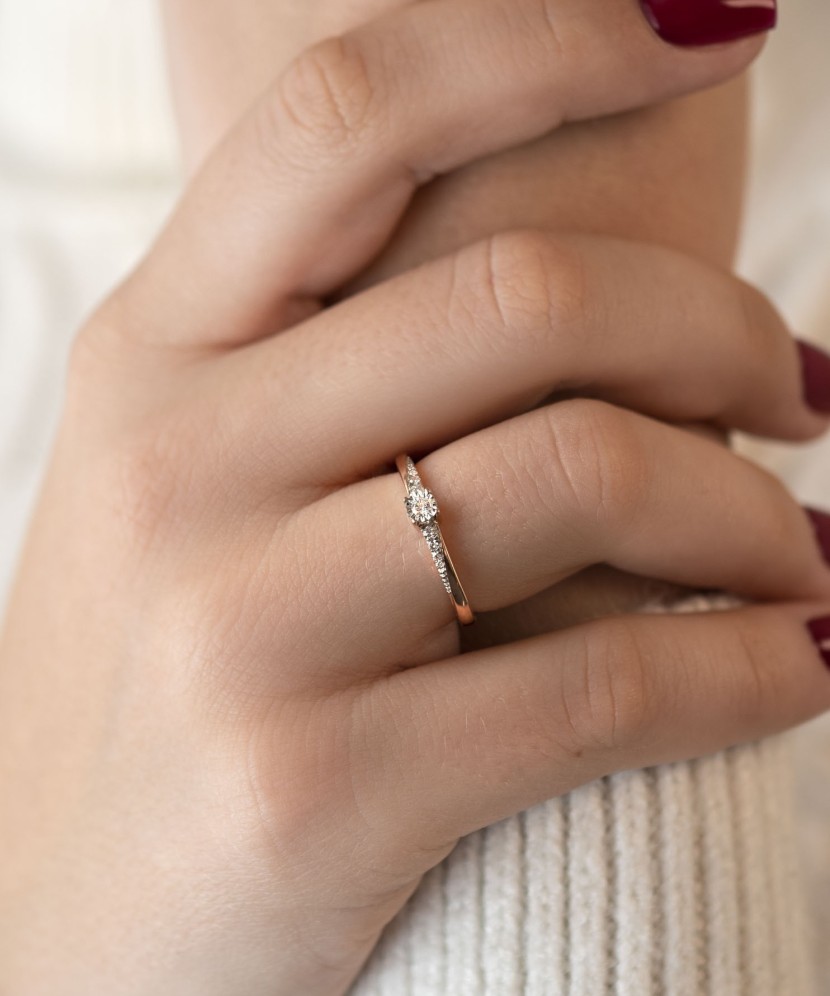 Gold ring with diamonds