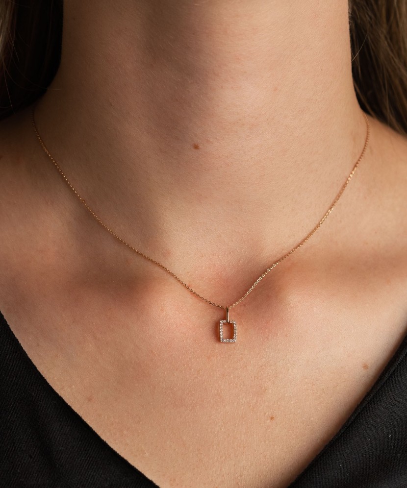 Kultainen riipus timanteilla