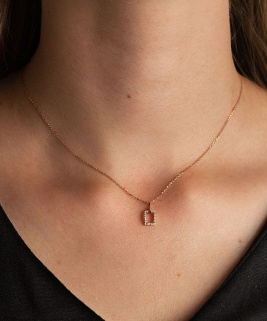 Kultainen riipus timanteilla