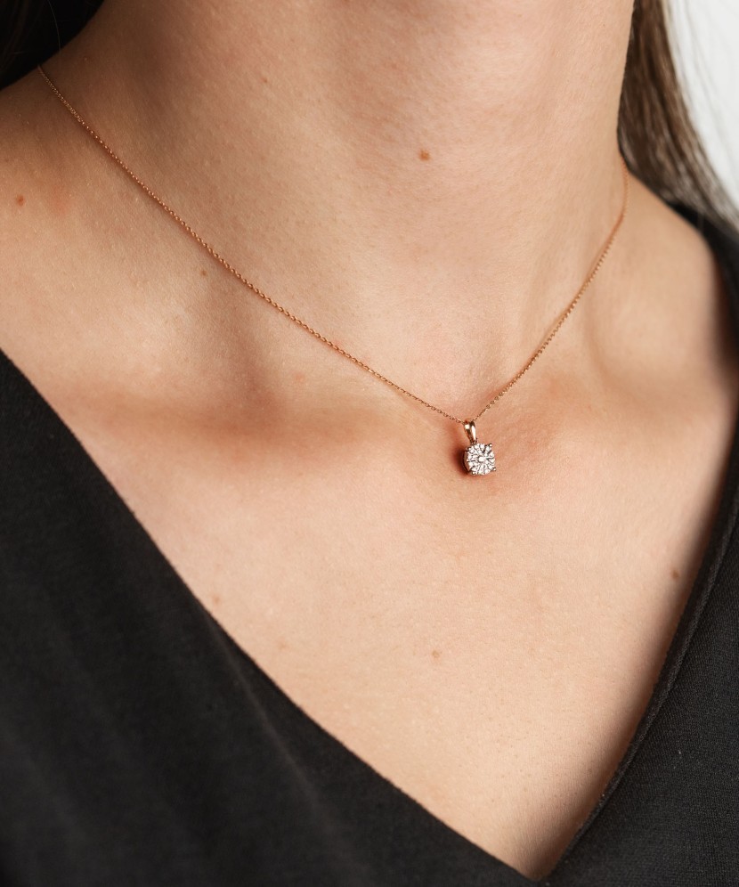 Gold pendant with diamonds