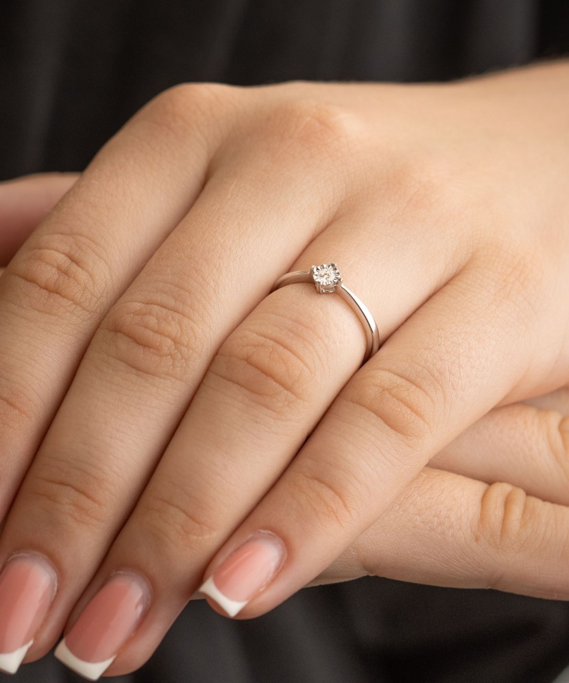 Valkokultainen sormus timanteilla