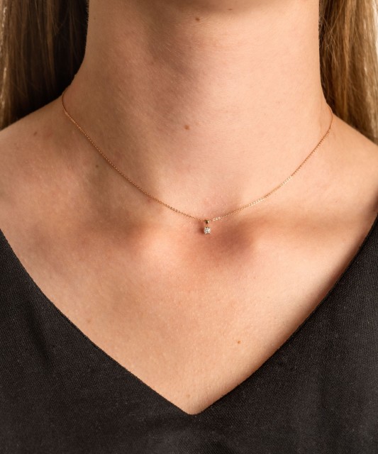 Gold chain with diamond pendant