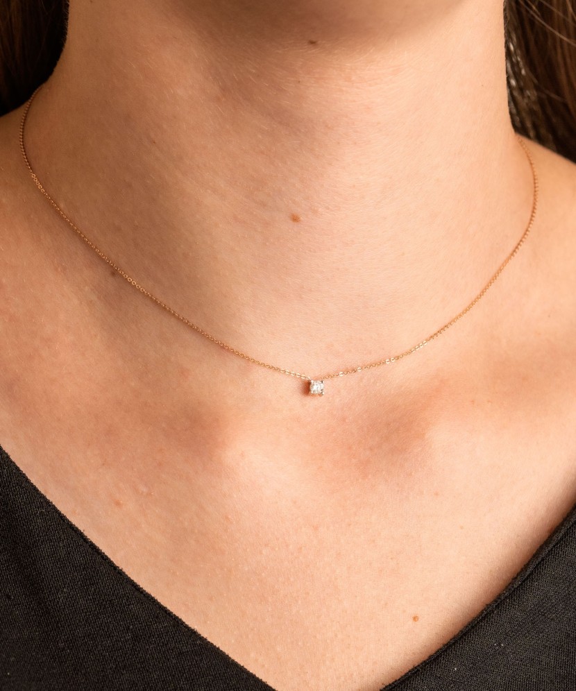 Gold chain with diamond pendant