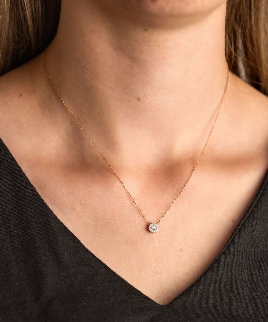 Gold chain with diamond pendant