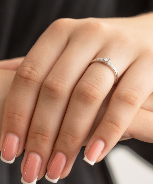 Valkokultainen sormus timanteilla