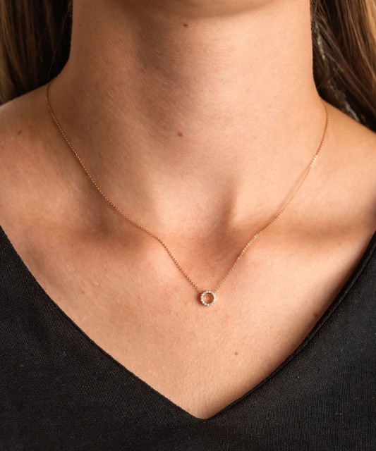 Kultaketju loistavalla riipuksella