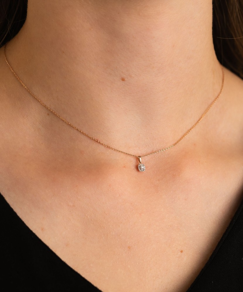 Gold pendant with diamonds