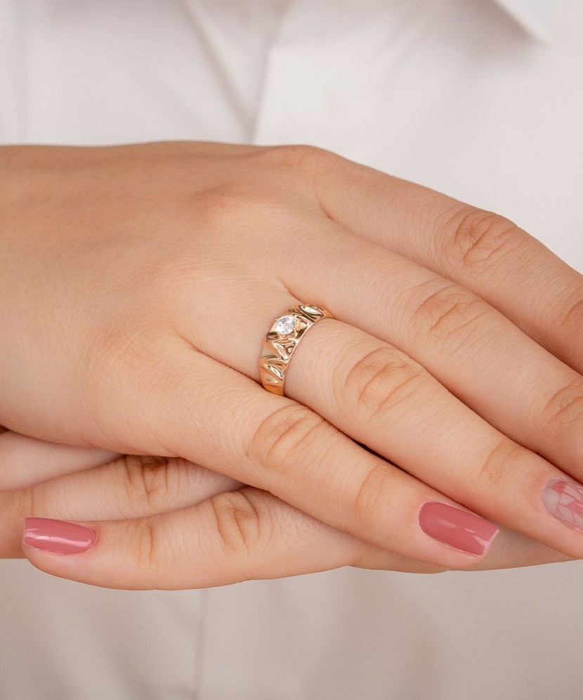 Gold ring with zirconium