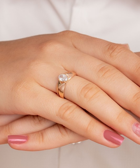 Gold ring with zirconium