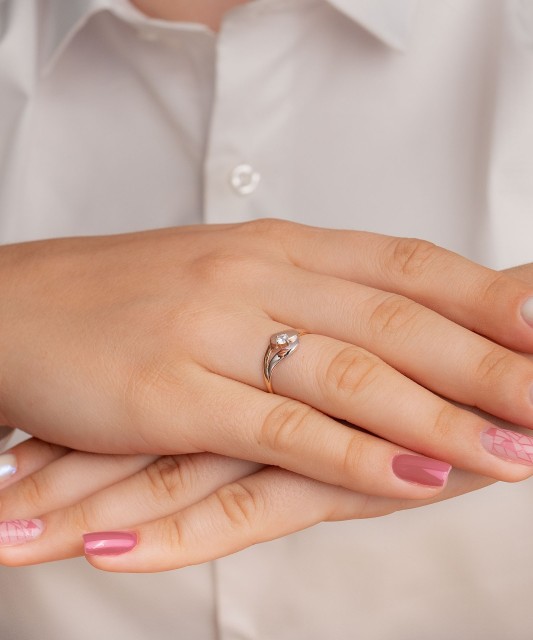 Gold ring with zirconium