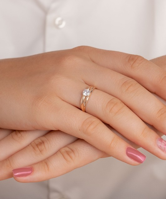 Gold ring with zirconium