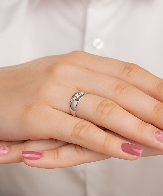 Gold ring with zircons