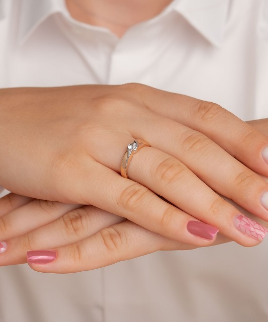 Gold ring with zirconium