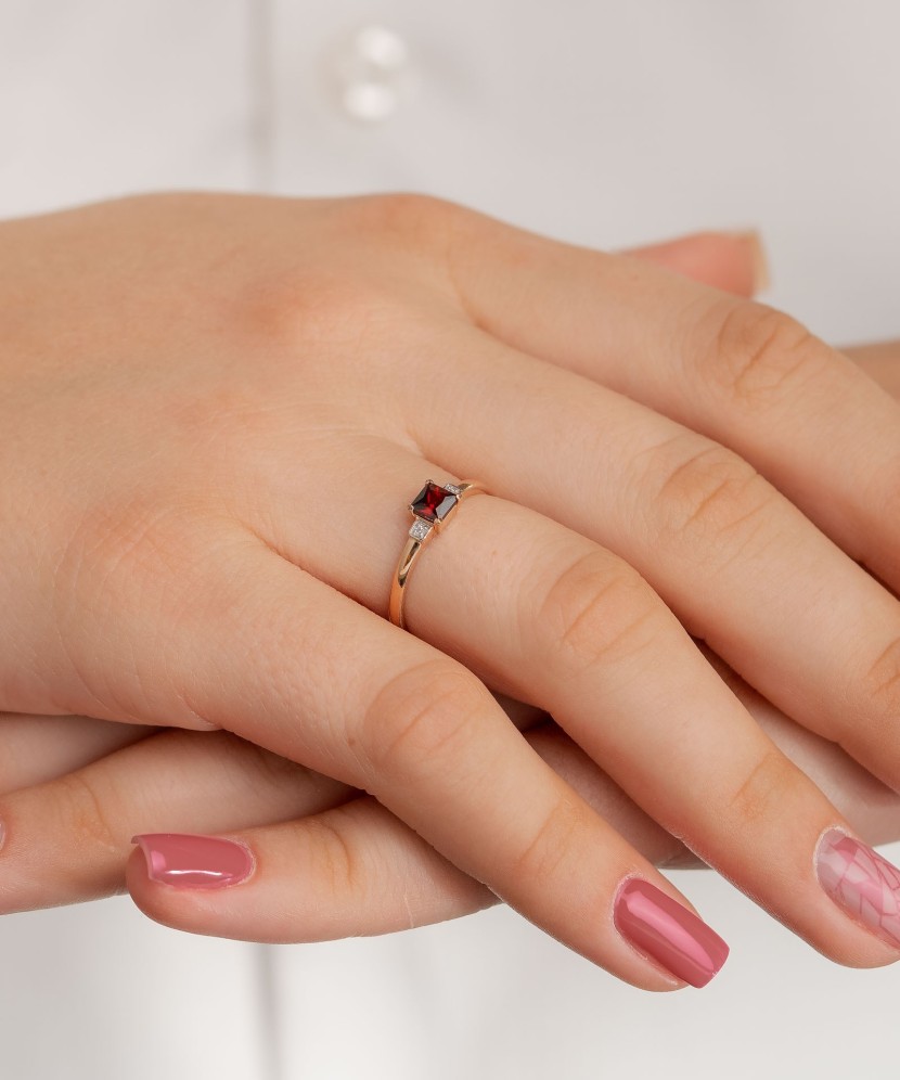 Gold ring with garnet and zircons