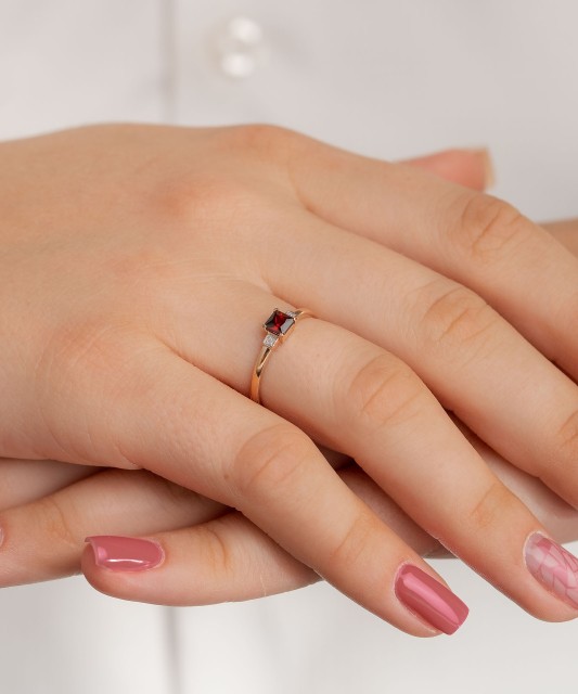 Gold ring with garnet and zircons