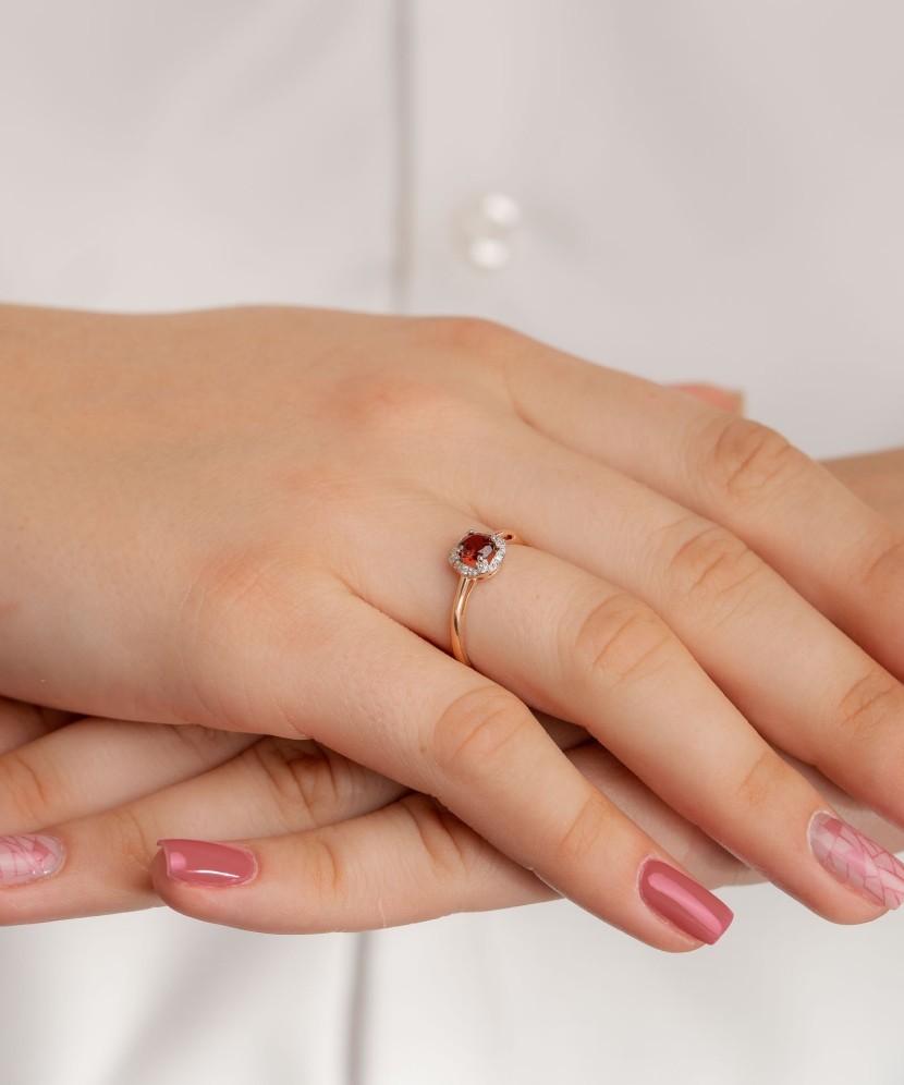 Gold ring with garnet and zircons