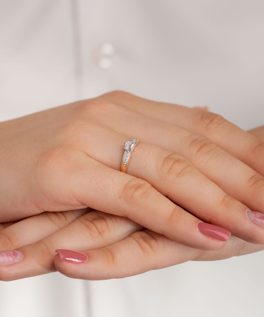 Kultasormus zirkonialla