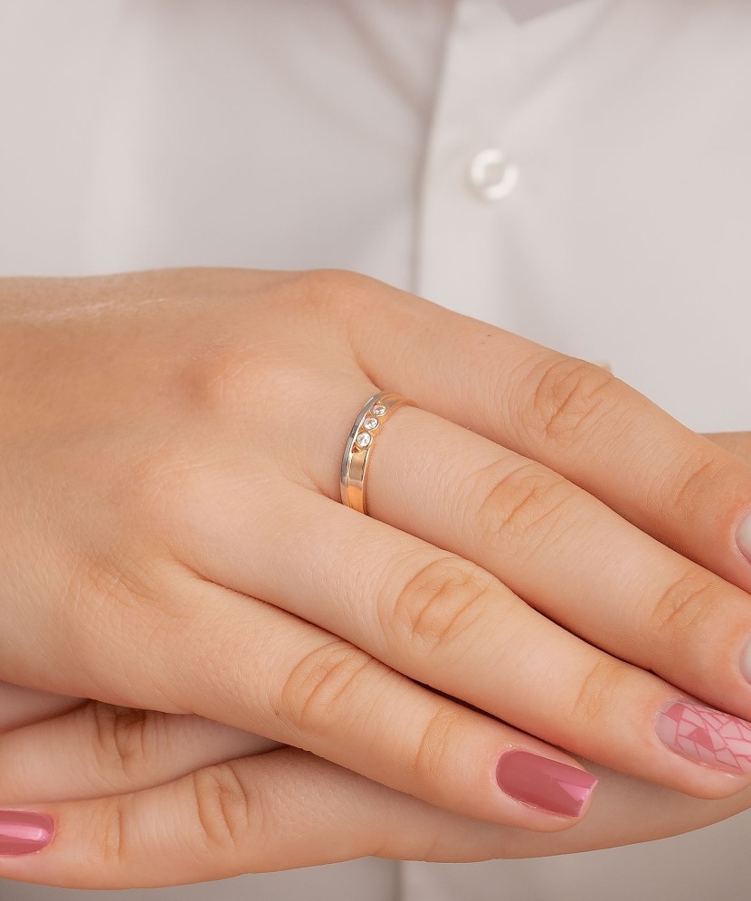 Gold ring with zircons