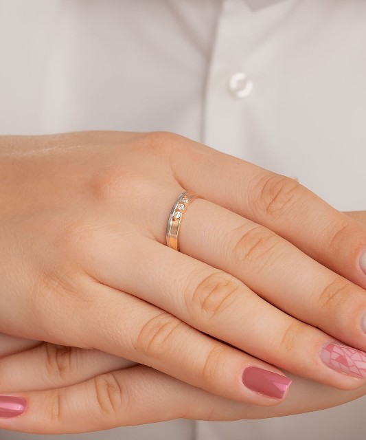 Gold ring with zircons