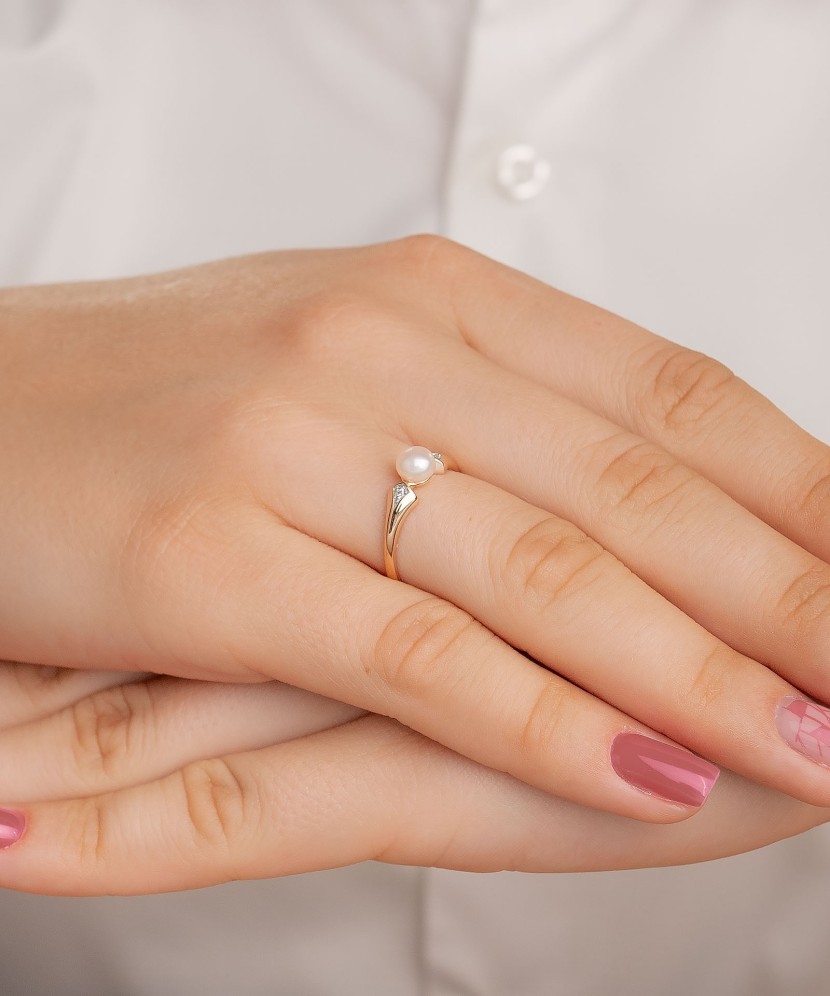 Gold ring with pearl and zircons