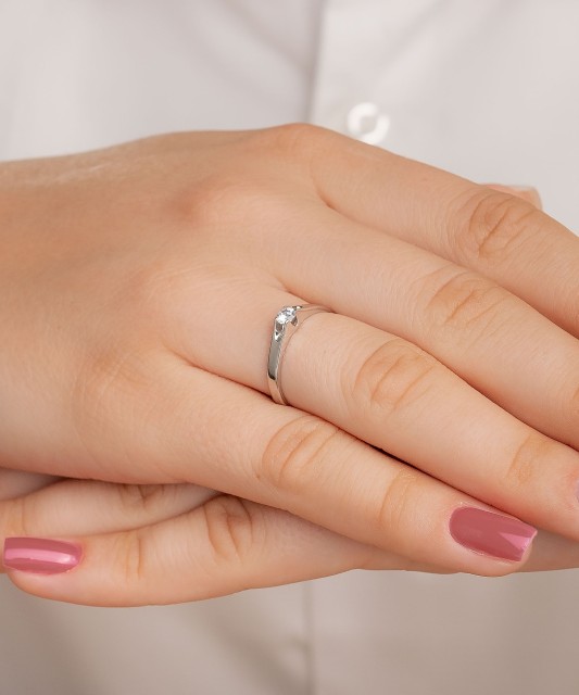 White gold ring with zirconium