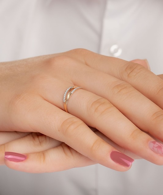 Gold ring with zircons