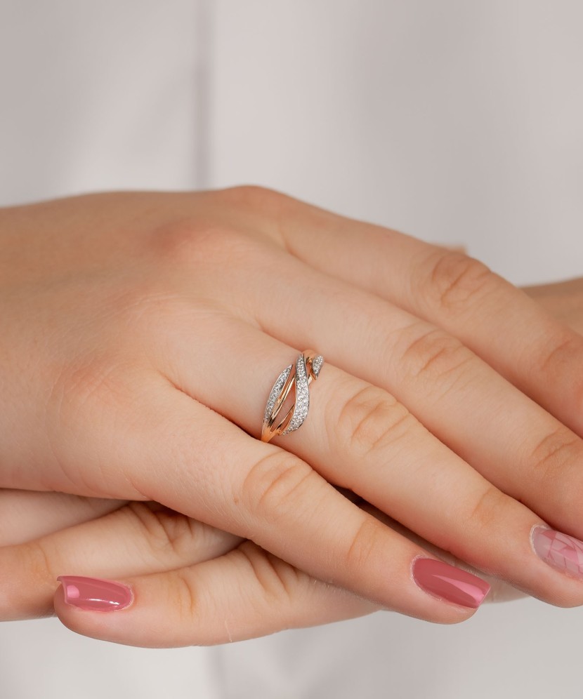 Gold ring with zirconium