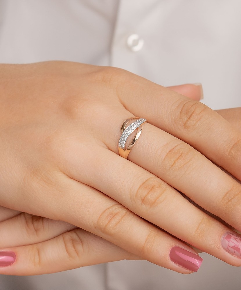 Gold ring with zircons
