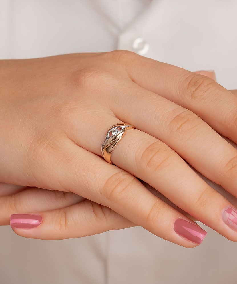 Gold ring with zirconium