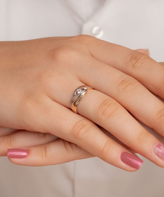 Gold ring with zirconium