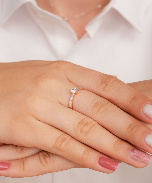 Gold ring with zircons