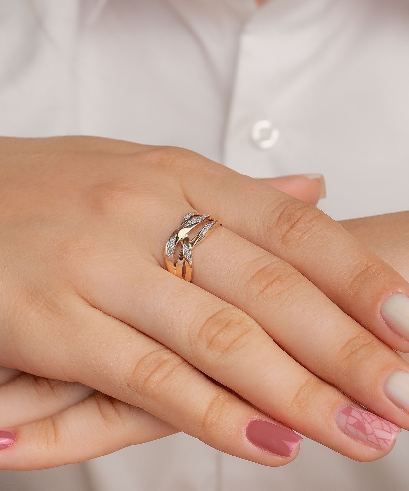 Gold ring with zircons