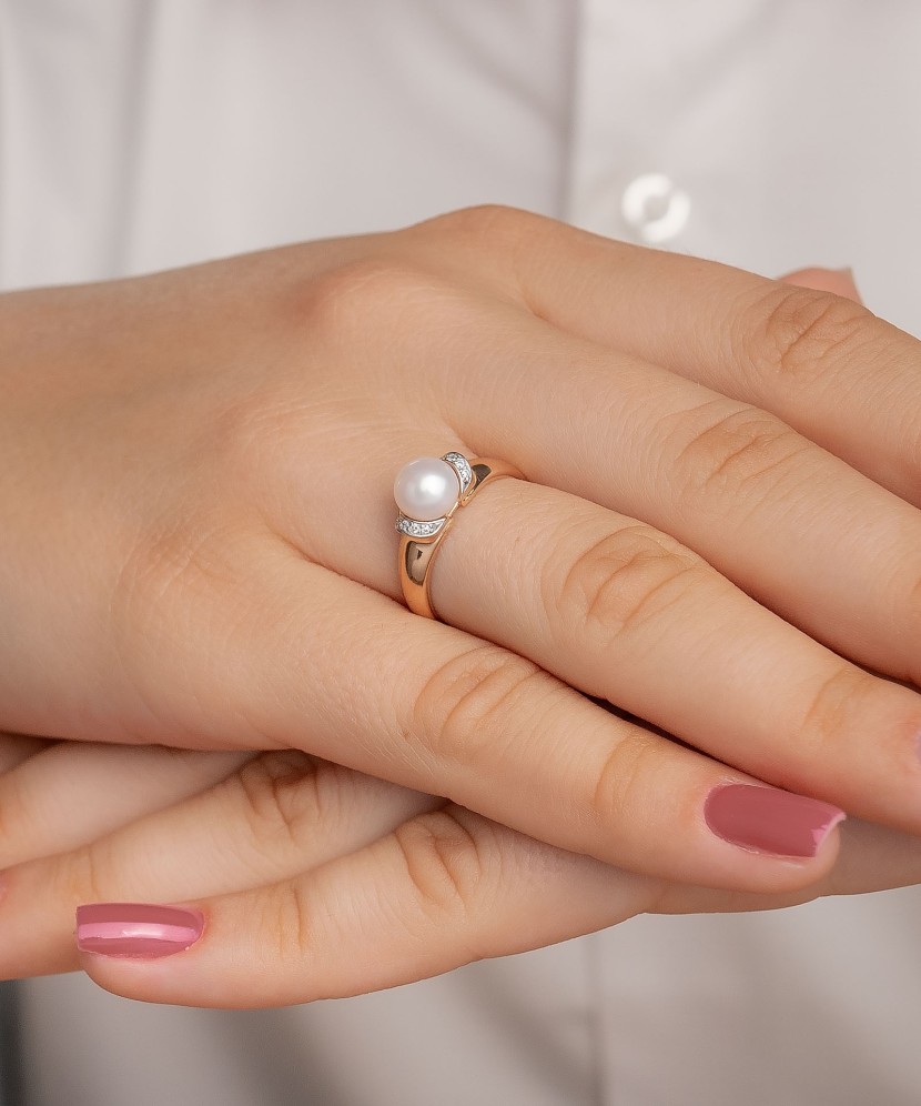 Gold ring with pearl and zircons
