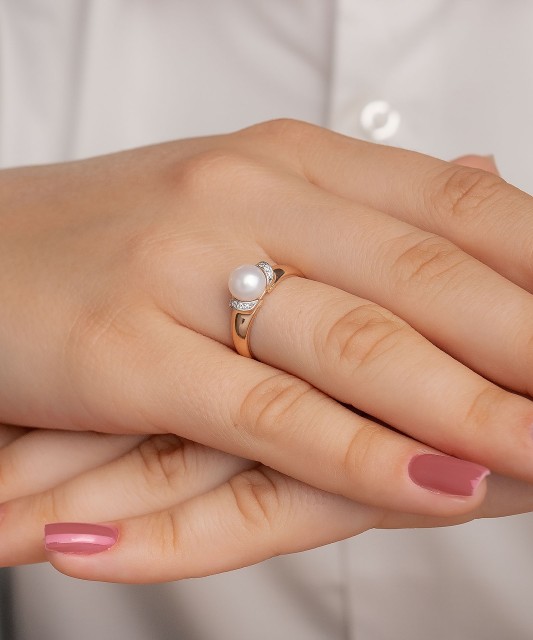 Gold ring with pearl and zircons