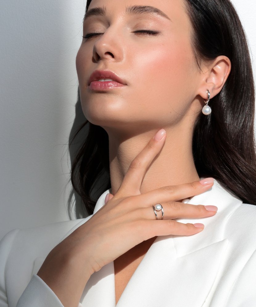 Hopeasormus helmillä