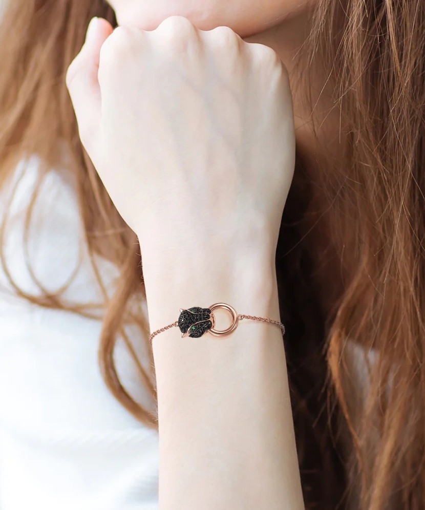 Kullattu hopea rannekoru spinelleillä