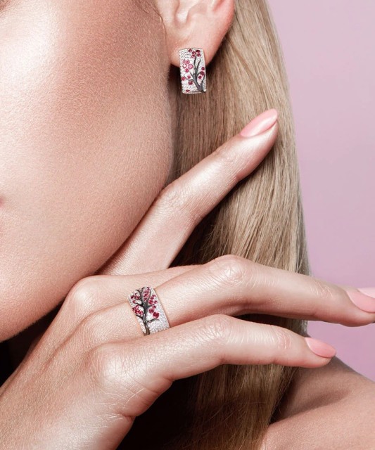 Hopeiset korvakorut spinelleillä ja zirkoneilla