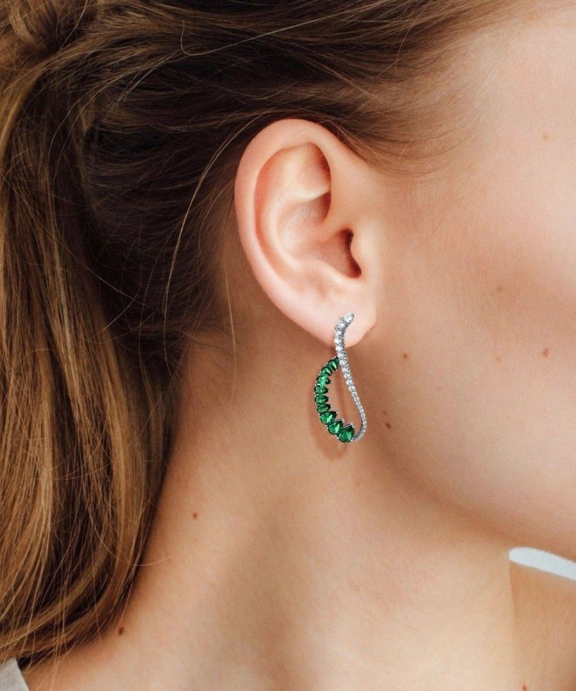 Hopeiset korvakorut spinelleillä ja zirkoneilla