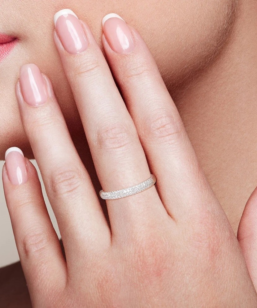 Valkokultainen sormus timanteilla