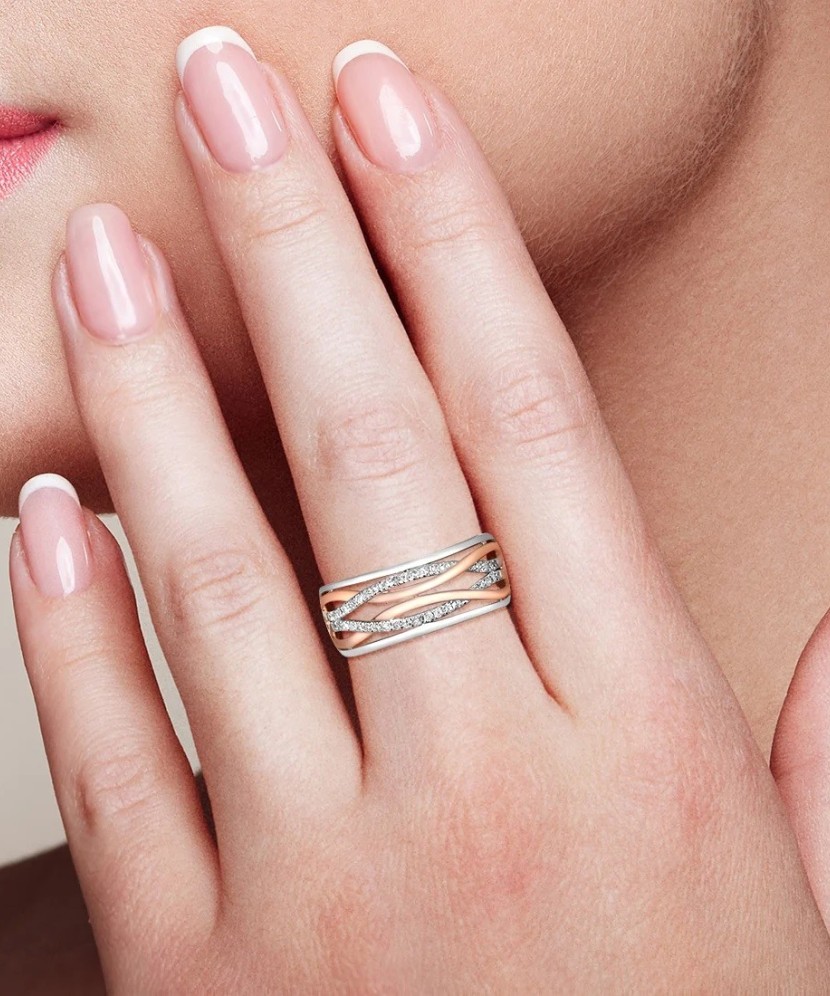 Gold ring with diamonds