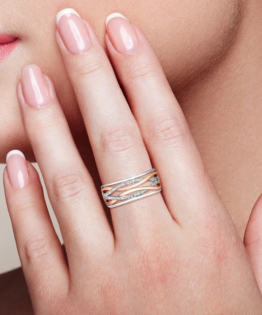 Kultasormus timanteilla