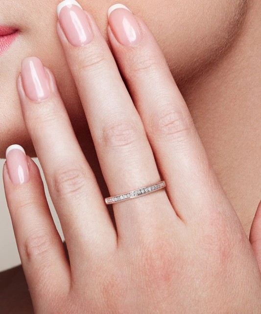 Gold ring with diamonds