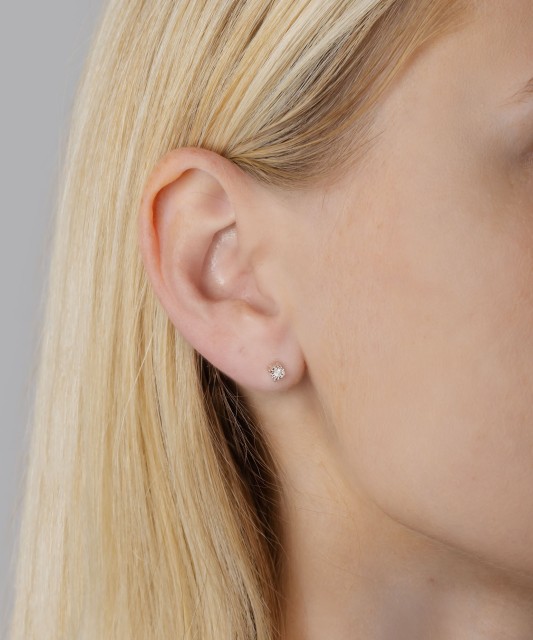 Gold earrings with diamonds