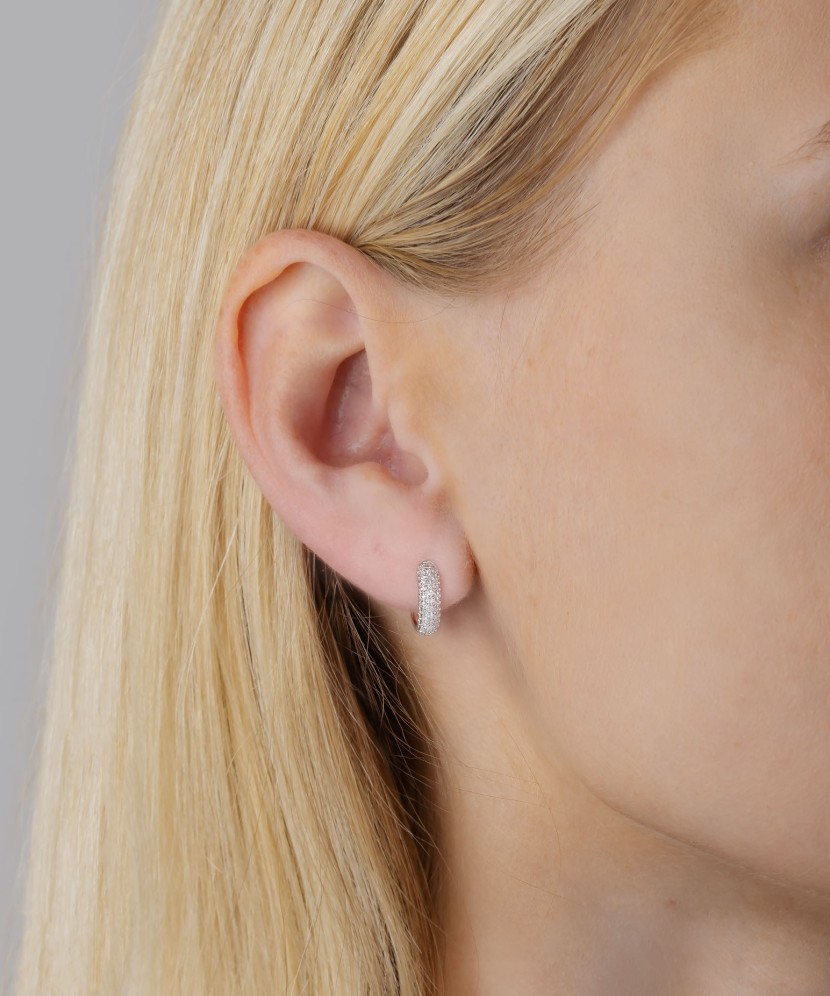 Gold earrings with diamonds