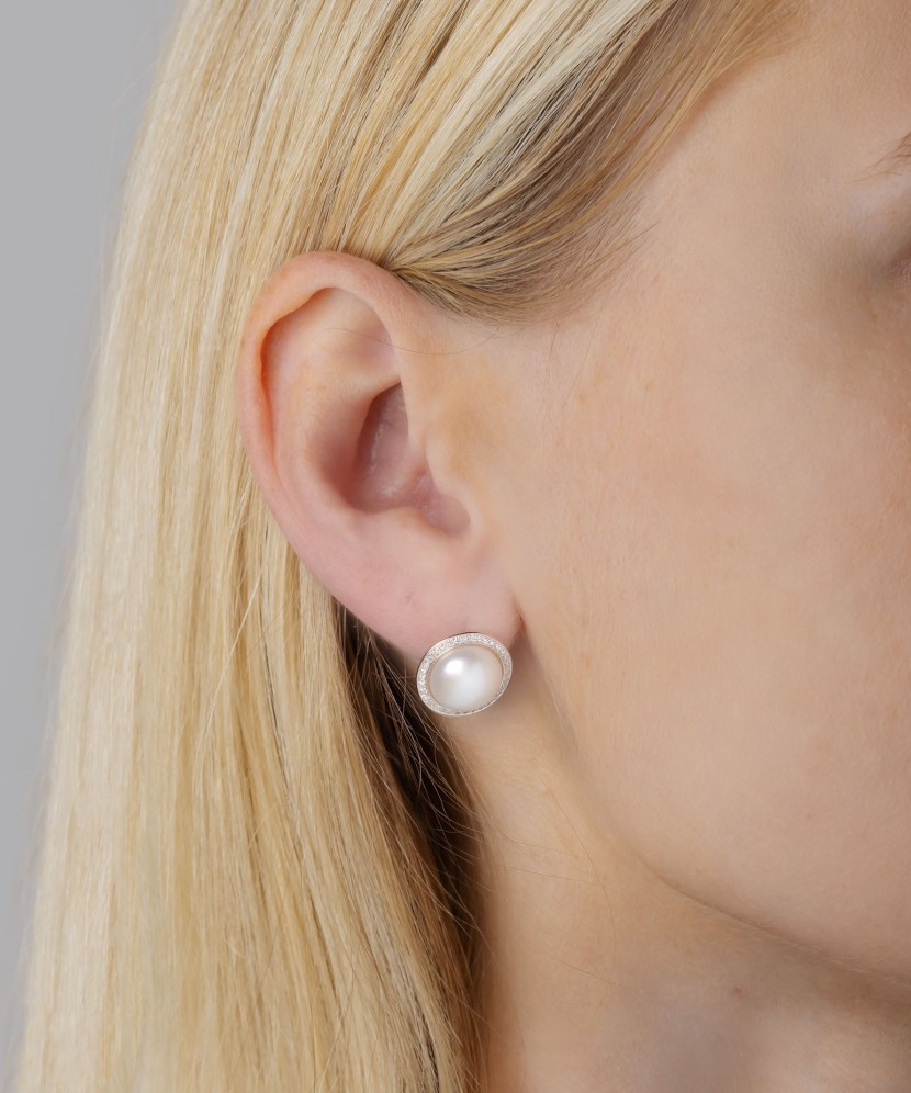 Kultaiset korvakorut timanteilla ja helmillä