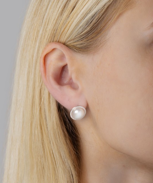 Gold earrings with diamonds and pearls