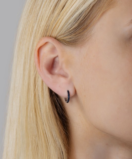 Valkokultaiset korvakorut safiireilla