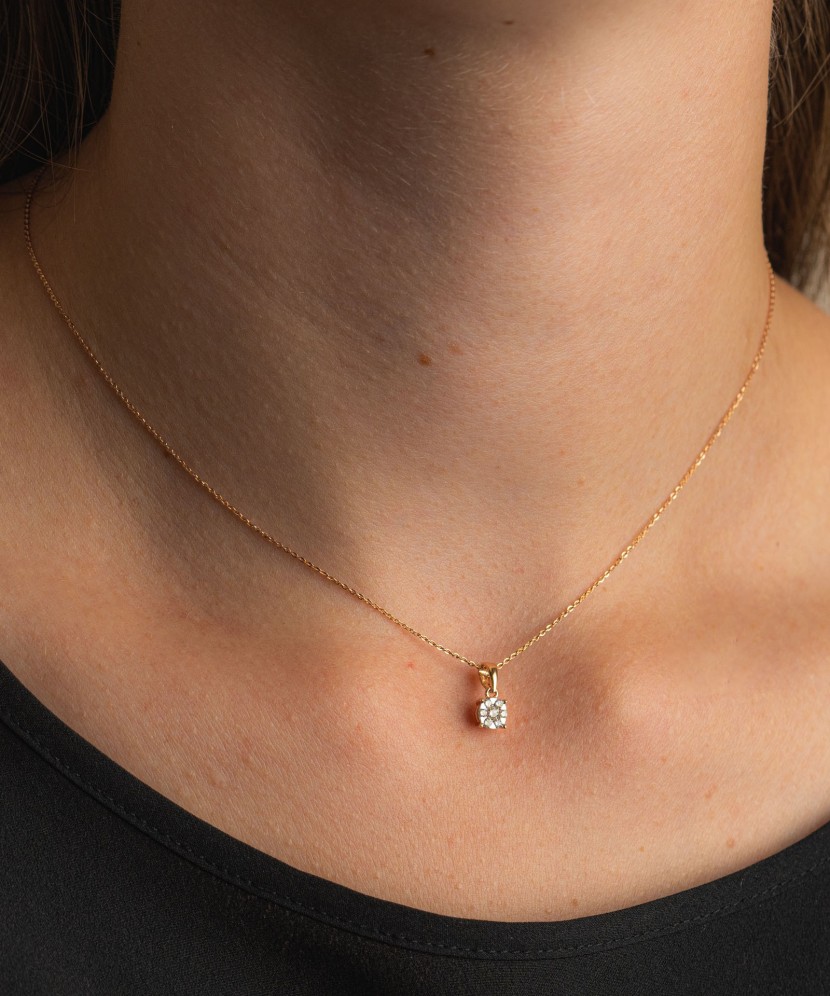 Kultainen riipus timanteilla